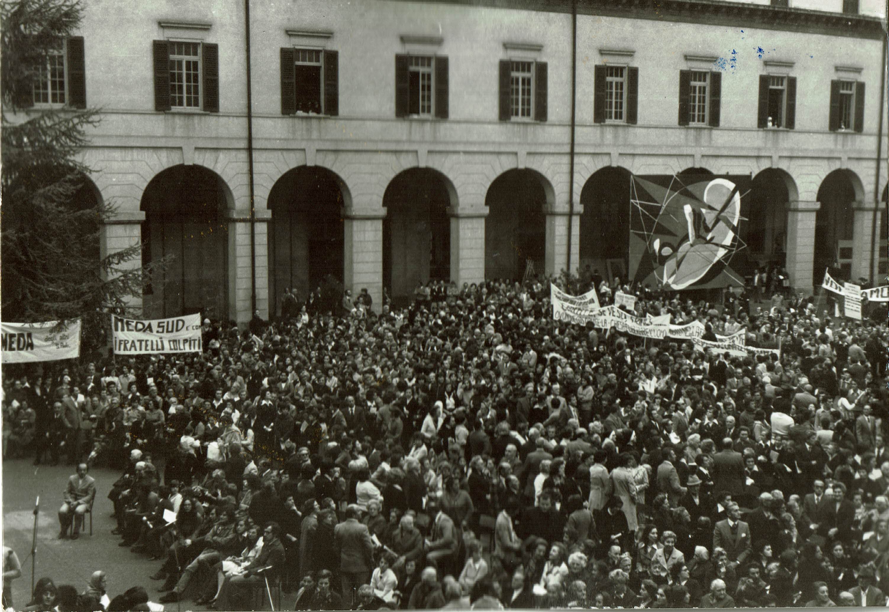 Grande manifestazione di solidarietà dei paesi vicini Grande manifestazione di solidarietà dei paesi vicini
